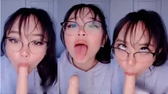 Ambiyah Bugil Pakai Hoodie Biru, Mulutnya Mengulum Dildo Besar