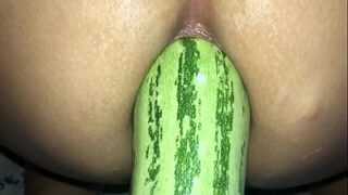 Gadis Delhi Menggoyang Pantatnya Dengan Mentimun Besar Di Lubang Anusnya