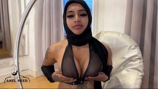 Gadis Muslim Berjilbab Digencet Ganas Oleh Cowok Berotot