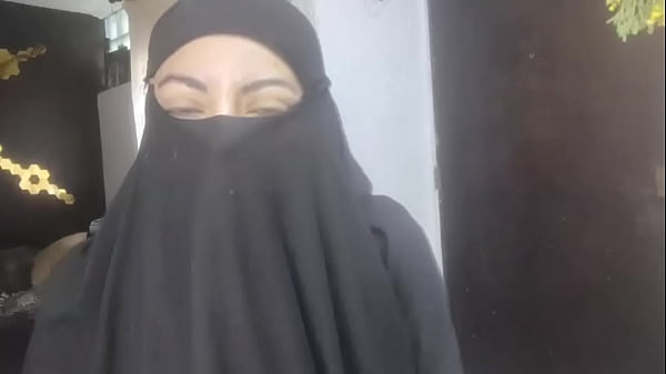 Istri Arab Amatir Yang Sangat Bergairah Memancarkan Air Di Niqabnya Sambil Masturbasi Saat Suami Sedang Shalat – Konten Hijab Erotis