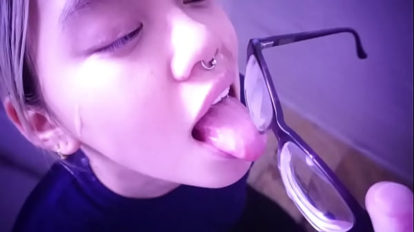 Pelacur Asia Menanti Tuannya; Dia Menjilat Bekas Sperma Dari Kacamatanya. Tonton Video Lengkapnya Di Sabelarsene.com