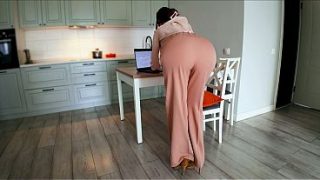 Ibu Tiri Galak Ketahuan Anak Tirinya Ngegembung Saat Dia Lagi Bekerja