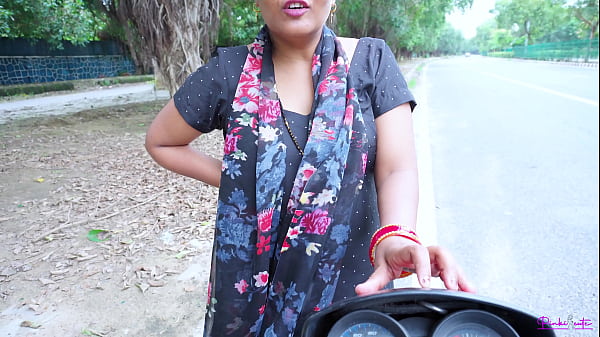 Bhabhi Nakal India Melayani Klien Di Pinggir Jalan, Ditembak Doggystyle Sambil Merintih Dalam Bahasa Hindi.