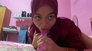 Clara Belajar Ngentot Pakai Dildo