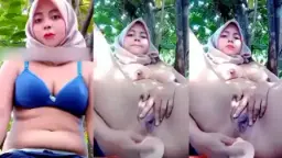 Hijabers Seksi Menggoda Di Kebun Dengan Colmek Anal