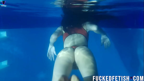 Helen Bintang Pamer Bikini Malam, Kolam Renang Sensual