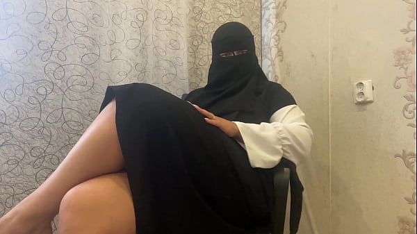 Arab Hijab Ibu Tiri Mengocok Memek