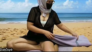 Muslimah Berhijab Main Beresiko Di Pantai Umum Dengan Pria Tak Dikenal