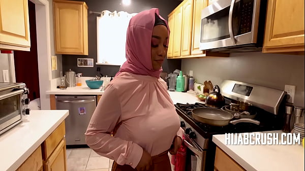 Lily Starfire, Perempuan Berhijab Dengan Tubuh Berlekuk Yang Mahir Berkuda