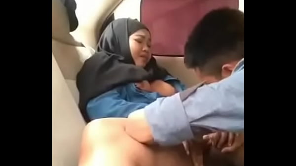Gadis Berhijab Mesra Di Dalam Mobil Bersama Pacar