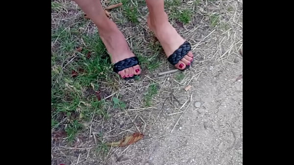Milf Arab Jalang Dengan Jari Kaki Dan Tumit Seksi Yang Menggoda
