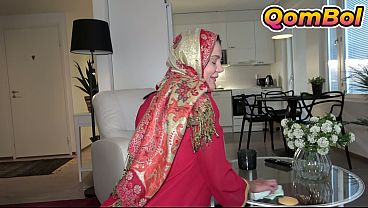 Menggoda Adik Tiri Berkerudung Usai Ia Selesai Membereskan Rumah