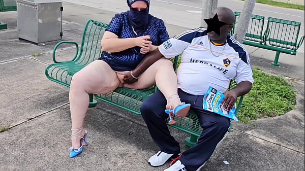 Muslim Milf Berhijab Biarkan Pria Asing Di Halte Bus Muncrat Dua Kali Di Bibir Tebal Memeknya (luar Ruangan Publik) Bbw Ssbbw