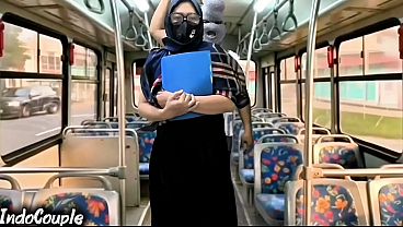 Istri Muslim Pulang Kampus Naik Bus Sendirian, Langsung Digaruk Orang Asing Di Balik Hijab