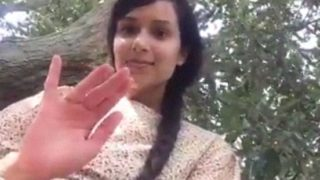 Gadis Desa Cantik Angkat Rok, Pamer Memek Basah.