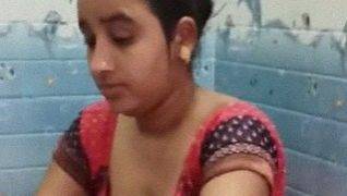 Video Istri Desa Mandi Bikin Makin Panas