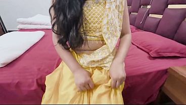 Bhabhi Bas Gussa Dekh Ke Apni Gili Chut Se Bhai Ko Manaya, Chodte Chodte Pyaar Dikhaya.