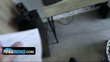 Anak Tiri Cewek Latin Menggoda Ayah Tirinya Pakai Tubuh Seksi Yang Bikin Ngilu.