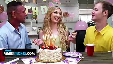 Anak Tiri Mungil Berdada Alami, Daisy Lavoy, Menggoda Dan Naik Di Atas Bokap Tirinya.
