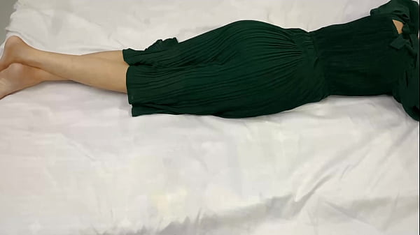 Saat Malam, Step Sisterku Yang Masih 18 Tahun Sendirian Di Kamar, Aku Masuk Dan Memuaskan Nafsu Di Ranjangnya.