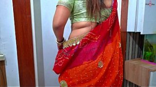 Bhabhi Desi Ghar Ki Kitchen Mein Doodh Wale Bhaiya Se Bill Chukane Ke Liye Zor Ki Chudai, Hindi Audio Ke Saath.