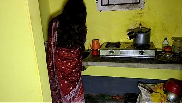 Devar Lihat Bhabhi Sendirian Di Dapur, Langsung Hajar Memeknya Sampai Basah.