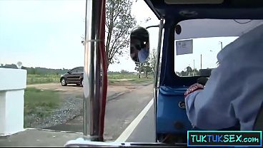 Ibu-ibu Thailand Di Jalan Digaruk Buat Dipacak Di Mobil.