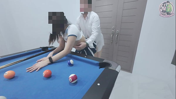 Cewek Thailand Naik Ke Meja Biliar… Lalu Diganyang Kencang! Suara Kencangnya Bikin Mampus
