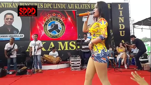 Tarian Erotis Indonesia – Sintya Riske Bergoyang Liar Di Atas Panggung, Bikin Muncrat Air Liur