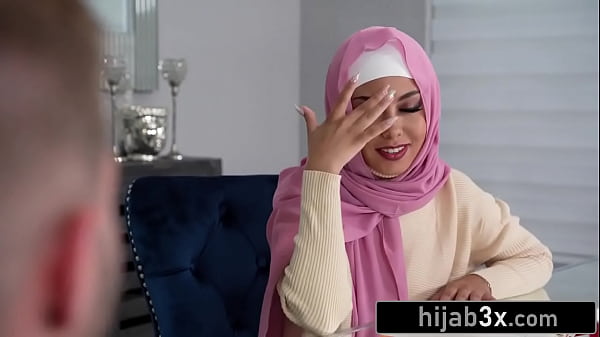 Mukena Nempel, Jilbab Rapet, Si Mungil Sangean Digebukin Sambil Tetep Syahdu.