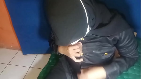 Satpam Cewek Sange Colmek Sampe Muncrat Banjir, Nggak Kuat Nahan Nafsu.