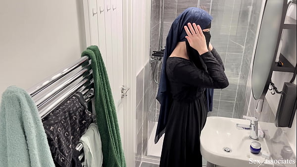 Astaga! Gak Nyangka Cewek Arab Bisa Begitu. Aku Kepergok Cewek Arab Muslimah Pake Hijab Lagi Colmek Di Kamar Mandi.