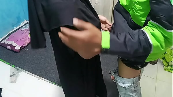 Prank Manggil Ojol Buat Crot Bareng, Bikin Doi Tegang Sendiri.