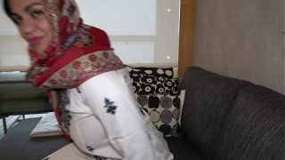 Ibu Tiri Arab Muslim Berbokong Besar Punya Rahasia Kotor, Ngentot Sama Anak Tirinya.