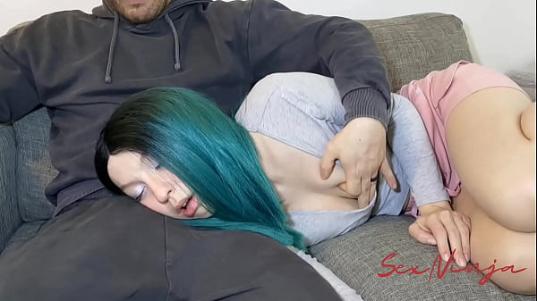 Gue Cuma Pengen Rebahan Di Pangkuan Abang Tiri Biar Bisa Tidur, Tapi Tangannya Malah Merayap Ke Mana-mana.