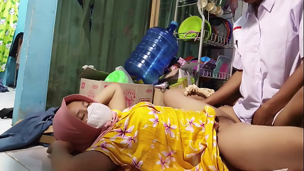 Ibu Tiri Ngajak Ngentot Pas Mau Berangkat Sekolah, Bikin Makin Panas.