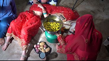 Ibu Tiri Desi India Lagi Ml Di Dapur Sambil Ngomong Kotor Bahasa Hindi, Gregetan Banget