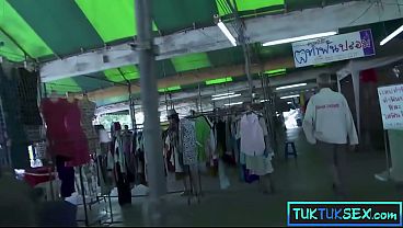 Dua Bule Ngejemput Cewek Thailand Kecil Bertindik Lidah Siap Digilir.