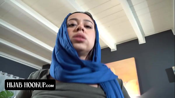 Nakal Banget, Cewek Arab Nyedot Kontol Kakak Tirinya Biar Dia Diem Aja Dari Ortu Tiri Yang Galak.