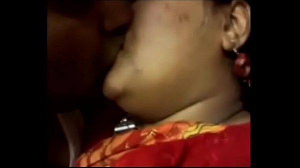 Desi Aunty, Bibirnya Merah Basah, Siap Dicolek.