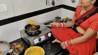 Komal Lagi Bikin Gorengan Buat Diwali, Si Adik Ipar Ngintipin Sambil Ngeloyor Mau Ambil Kakak Ipar.