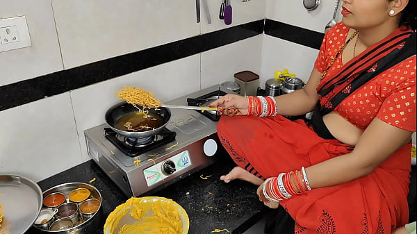Komal Lagi Bikin Gorengan Buat Diwali, Si Adik Ipar Ngintipin Sambil Ngeloyor Mau Ambil Kakak Ipar.