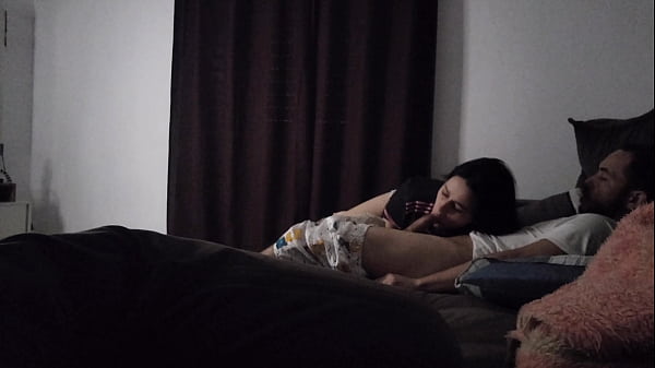Tia Gata Sengaja Atur Posisi Biar Bisa Rebahan Di Sofa Sambil Crot-crotan Sama Keponakan.