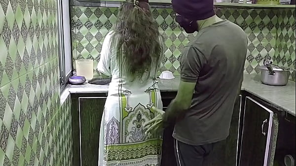 Bini Orang Lagi Sibuk Masak Di Dapur, Tiba-tiba Digagah Dari Belakang, Suara Desahan Basah Bikin Makin Panas.