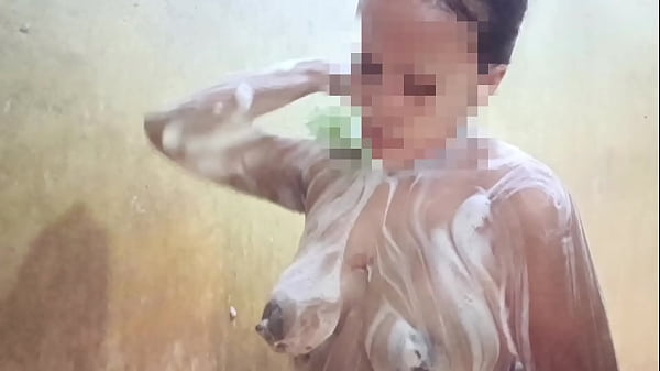 Lihatin Aku Mandi Sambil Bayangin Badan Basah Kena Air, Sayang.