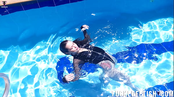 Jessica Bunny Ngeces Di Kolam Renang Bawah Air, Gaya Bebas Bikin Basah