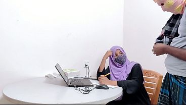 Bankir Cantik Berjilbab Digarap Habis-habisan Sama Petani Desa, Desi Chudai Panas.