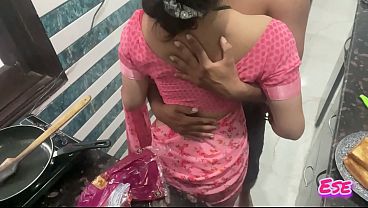 Desi Bhabhi Dapur Melototin, Sambil Masak Dia Digebukin, Ngebasahin Lantai.