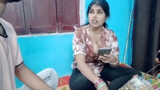 Bhabhi Montok Nerima Paketan, Bayar Pake Memek Basah.