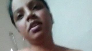 Ibu Rumah Tangga Lagi Nikmati Kontol Selingkuhan Diam-diam Di Video Panas.